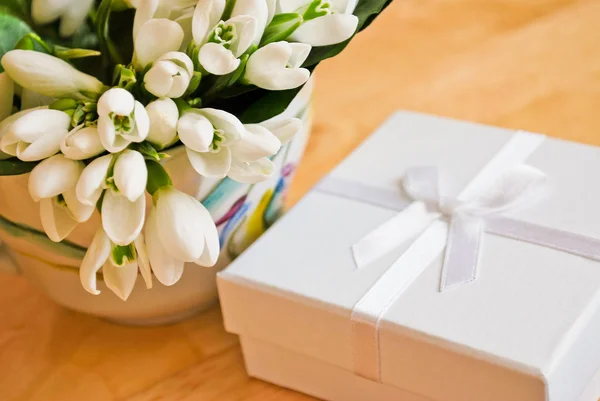 Flowers and present — Stock Photo, Image