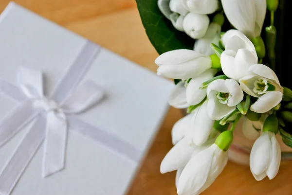 Kwiaty i prezent — Zdjęcie stockowe