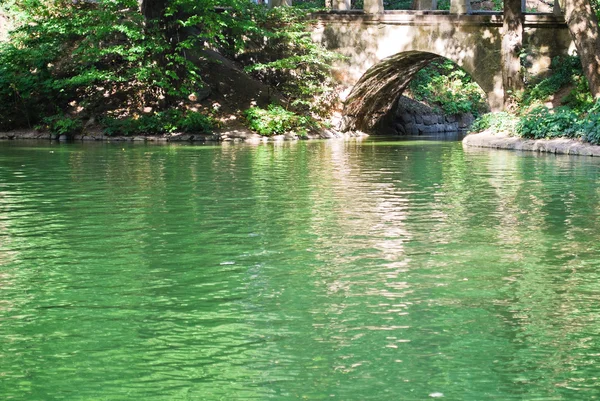 Piękny kamienny most w parku — Zdjęcie stockowe