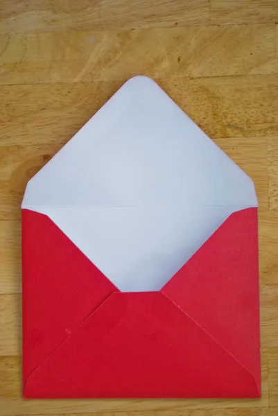 Offener roter Umschlag auf einem Tisch — Stockfoto