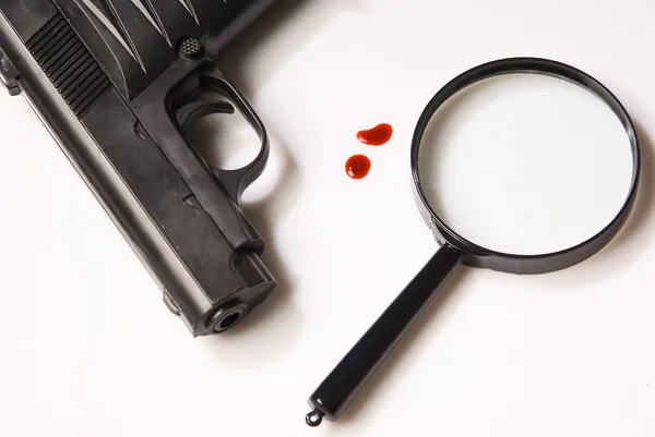 Magnifying glass, blood drops and pistols — Stock Photo, Image