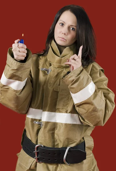Девушка в форме пожарного наверху — стоковое фото