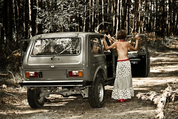 Vintage topless girl posing at the car — Stock Photo, Image