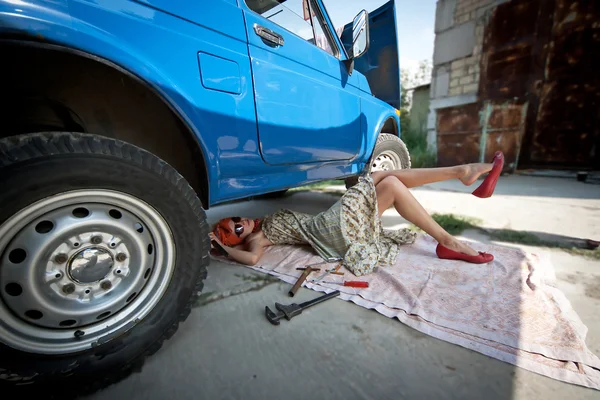 Vintage girl with tools under car — Stock Photo, Image