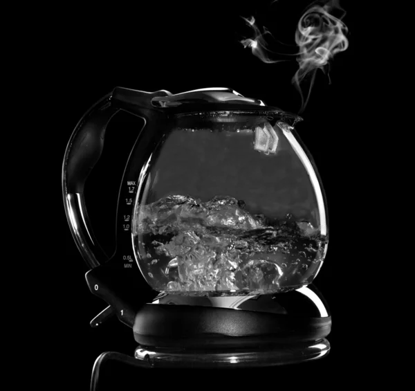 Чайник с кипящей водой и пар, изолированный с клиппинговой дорожкой — стоковое фото