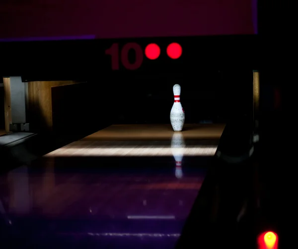 En skål kvar i bowling lane — Stockfoto
