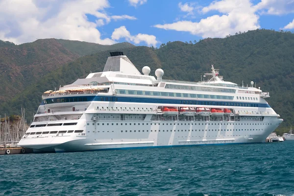 Stock image Cruise ship in harbor