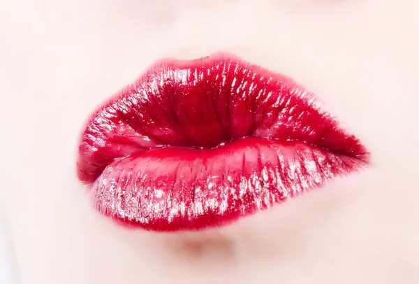 Kırmızı rujlu kadın dudakları — Stok fotoğraf
