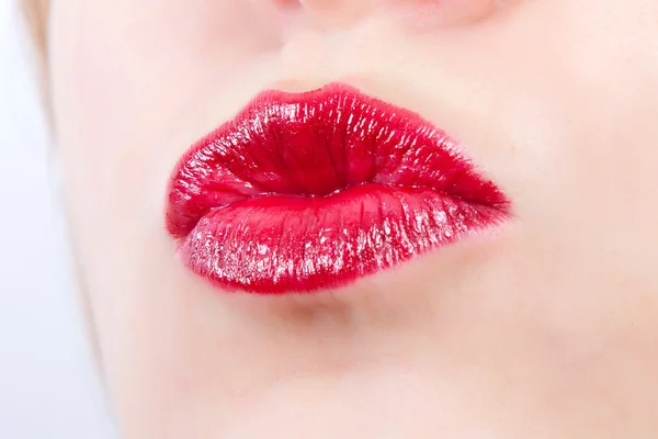 Usta kobiety z czerwoną szminką — Zdjęcie stockowe