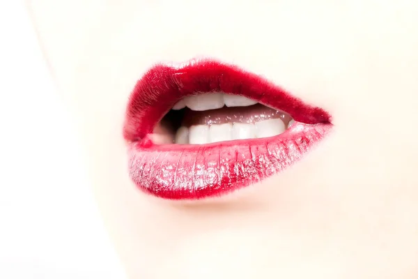 Kırmızı rujlu kadın dudakları — Stok fotoğraf