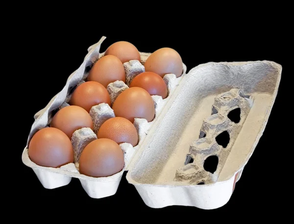 Caixa com ovos de galinha isolados em preto — Fotografia de Stock