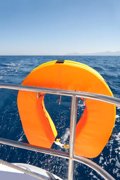Orange livboj på segelfartyg — Stockfoto