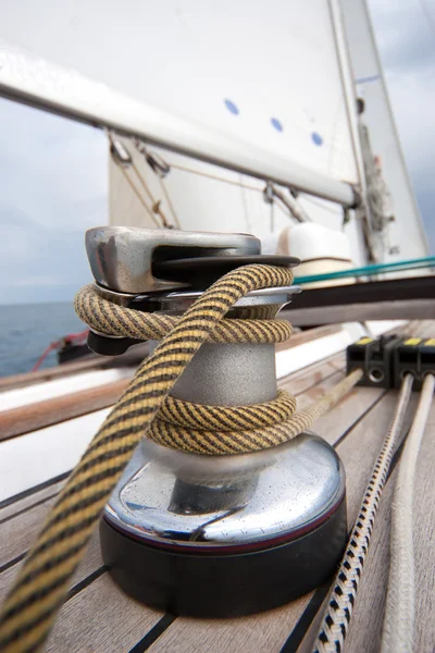 Lier met touw op zeilboot — Stockfoto
