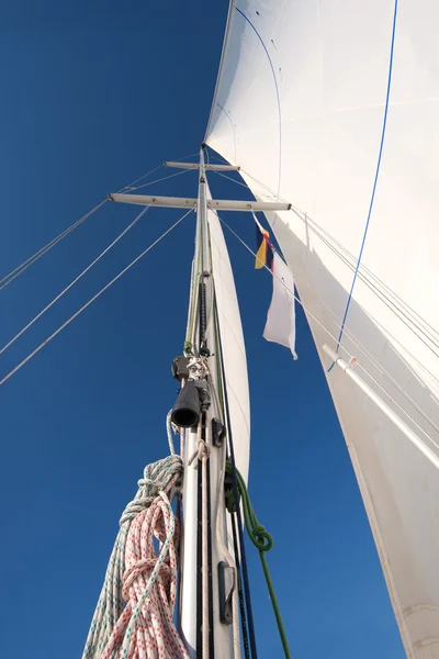 Stěžeň jachty v modré obloze — Stock fotografie