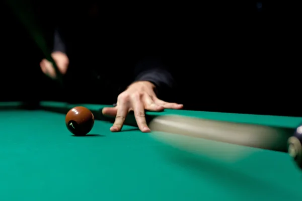 Pallo Rullaa Vihreällä Pöydällä Biljardissa Liike Hämärtää — kuvapankkivalokuva