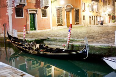 Venedik gondol pier yakınındaki geceleri