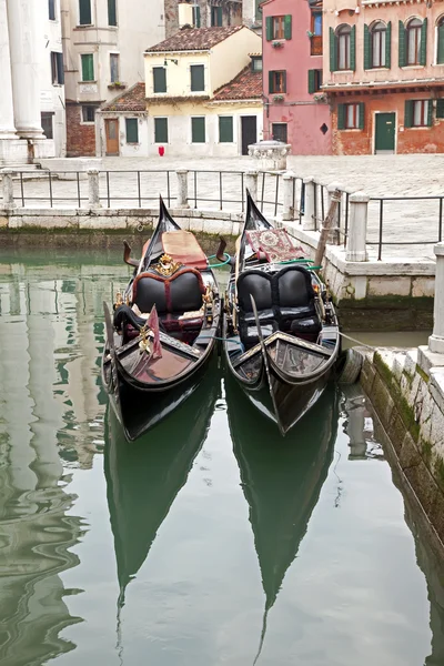 Dos góndolas en Venecia en el muelle — Foto de Stock