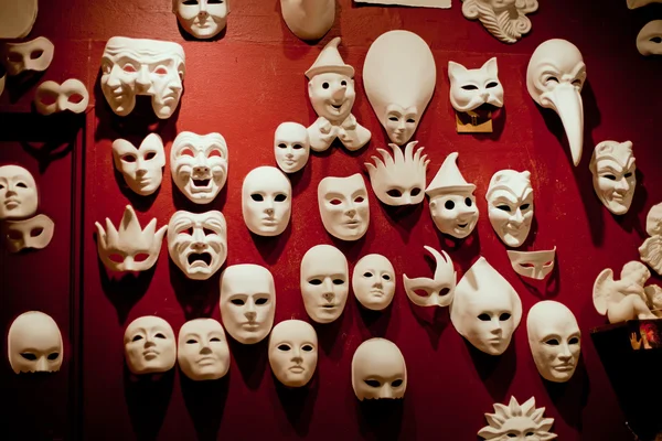 Weiße venezianische Masken an der Wand — Stockfoto