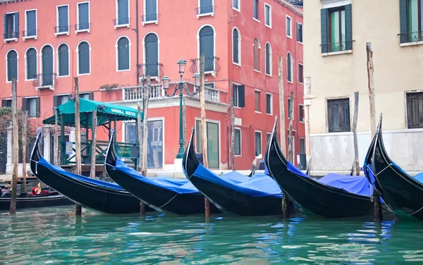 Gondoler Venedig Piren — Stockfoto