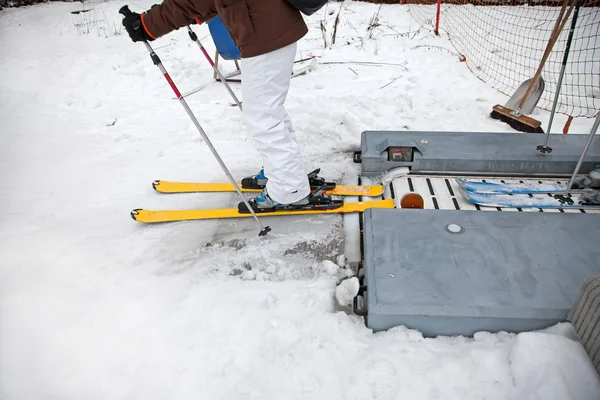 Homem Que Move Criança Elevador Esqui Para Neve — Fotografia de Stock