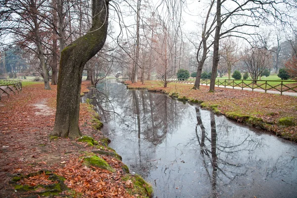 Parc d'automne avec rivière à Milano — Photo