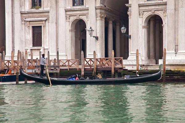 Gondola z gondoliero żeglarstwo w Wenecji kanał — Zdjęcie stockowe
