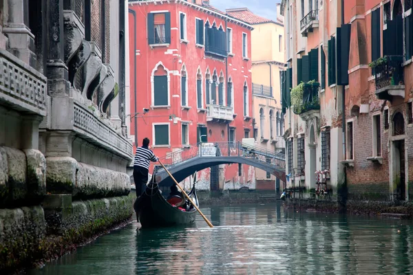 Гондольеро плывет по Венецианскому каналу — стоковое фото