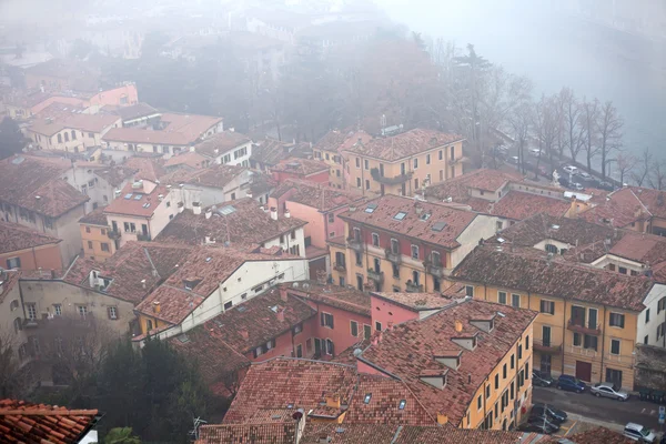 屋顶覆盖着雾在维罗纳 — 图库照片