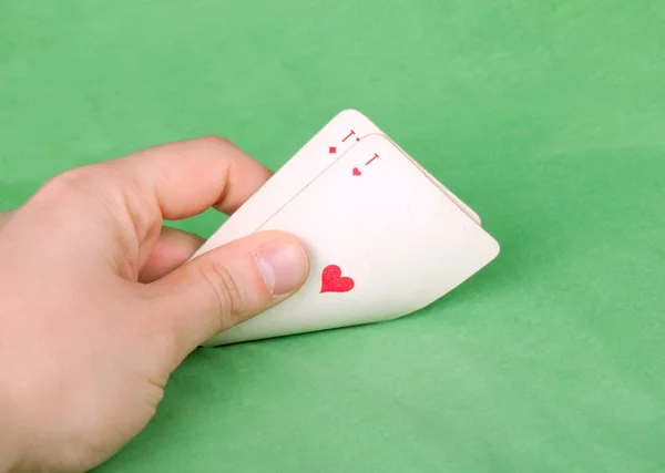 De gokker hand met twee azen — Stockfoto