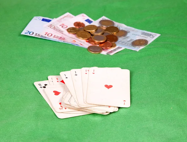 Κάρτες με ευρώ στο πράσινο τραπέζι — Φωτογραφία Αρχείου