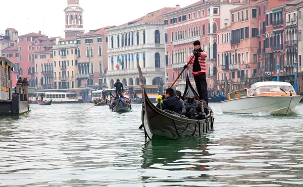 Gondoliero zeilen in Venetië grand kanaal — Stockfoto