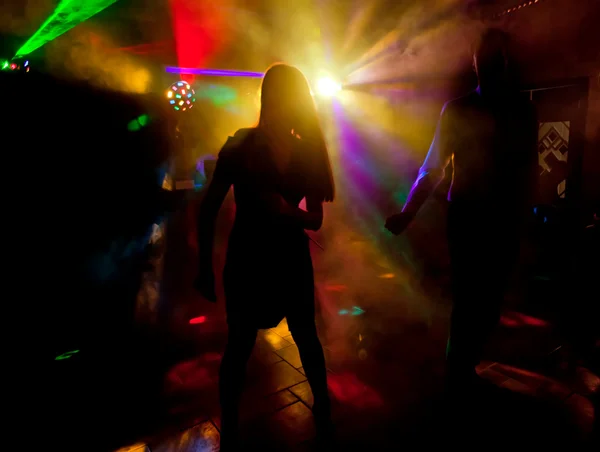 抽象的なディスコの照明とダンス シルエット — ストック写真