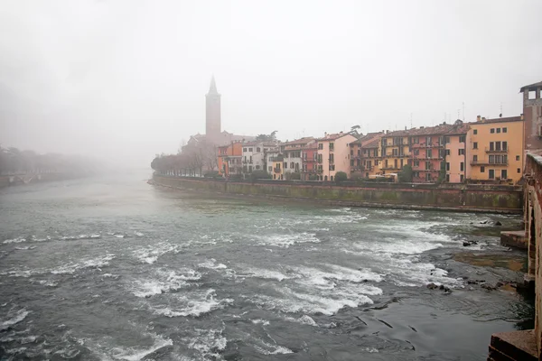Nevoeiro acima do rio em Verona — Fotografia de Stock