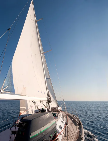 Yacht sailing in the sea, clear blue sky — Stock Photo, Image