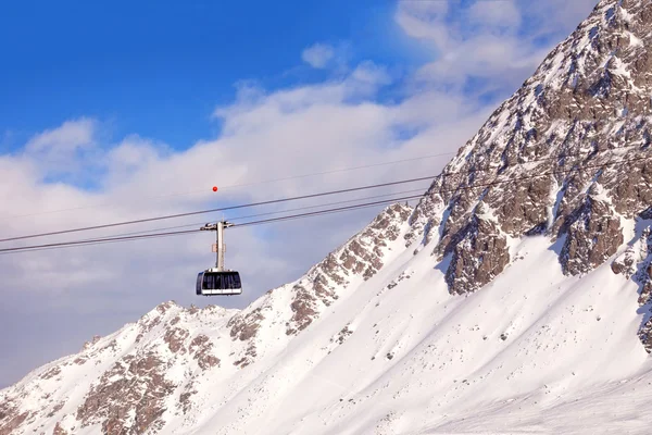 Gondole sur câble sur station de montagne — Photo