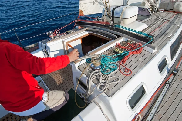 Рука моряка на лебедке парусника — стоковое фото