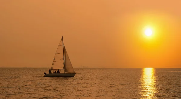 Barco Vela Mar Pôr Sol — Fotografia de Stock