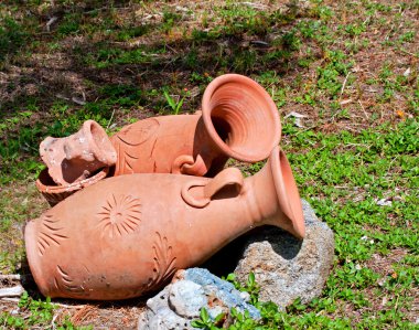 Yeşil çimenlerin üzerinde Yunan amphora