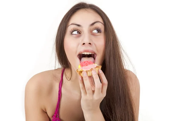 Hübsche Mädchen essen Sahnetorte isoliert auf weiß — Stockfoto