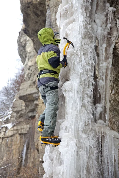 Homem com machados de gelo e crampons — Fotografia de Stock