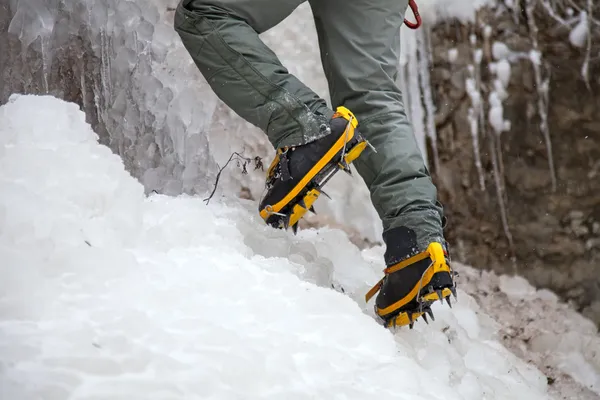 双登山靴在冰爪 — 图库照片