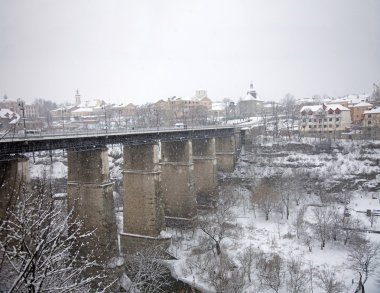 kar altında Nehri Köprüsü