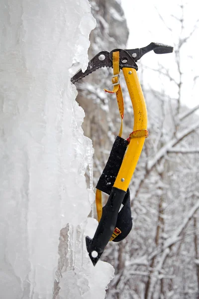 Klimmen ice ax in het witte ijs — Stockfoto