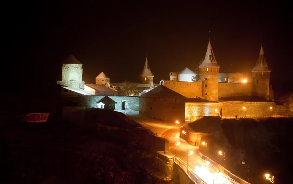 在晚上的古代 medival 城堡 — 图库照片