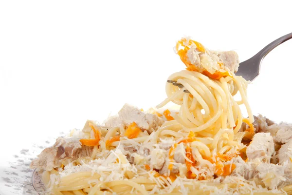 Спагетти с мясом и морковью на блюде изолированы на белом, Cropp — стоковое фото