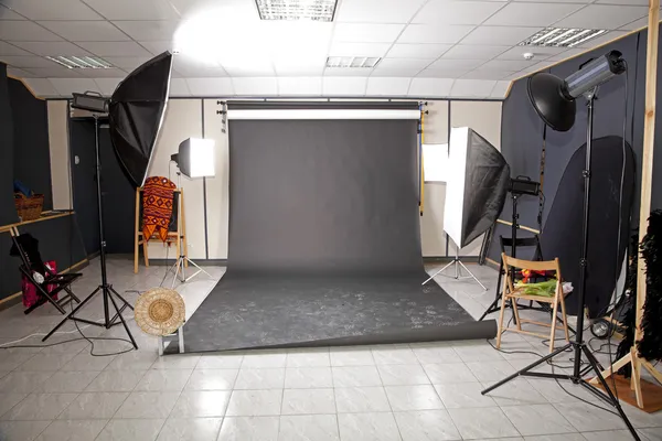 Professionell studio interiör med svart bakgrund — Stockfoto