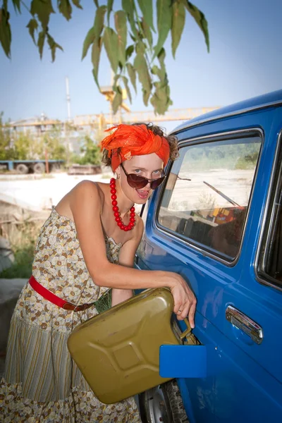Vintage girl fueling the car — Stock Photo, Image
