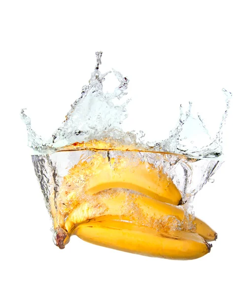 Bunch de bananas em respingo de água isolado em branco — Fotografia de Stock