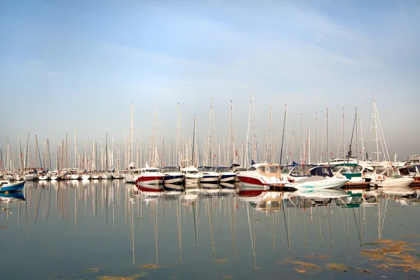 Barcos de vela en la marina al amanecer — Foto de Stock