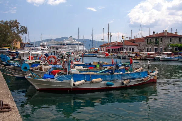 Port de ville à Marmaris avec des bateaux — Photo